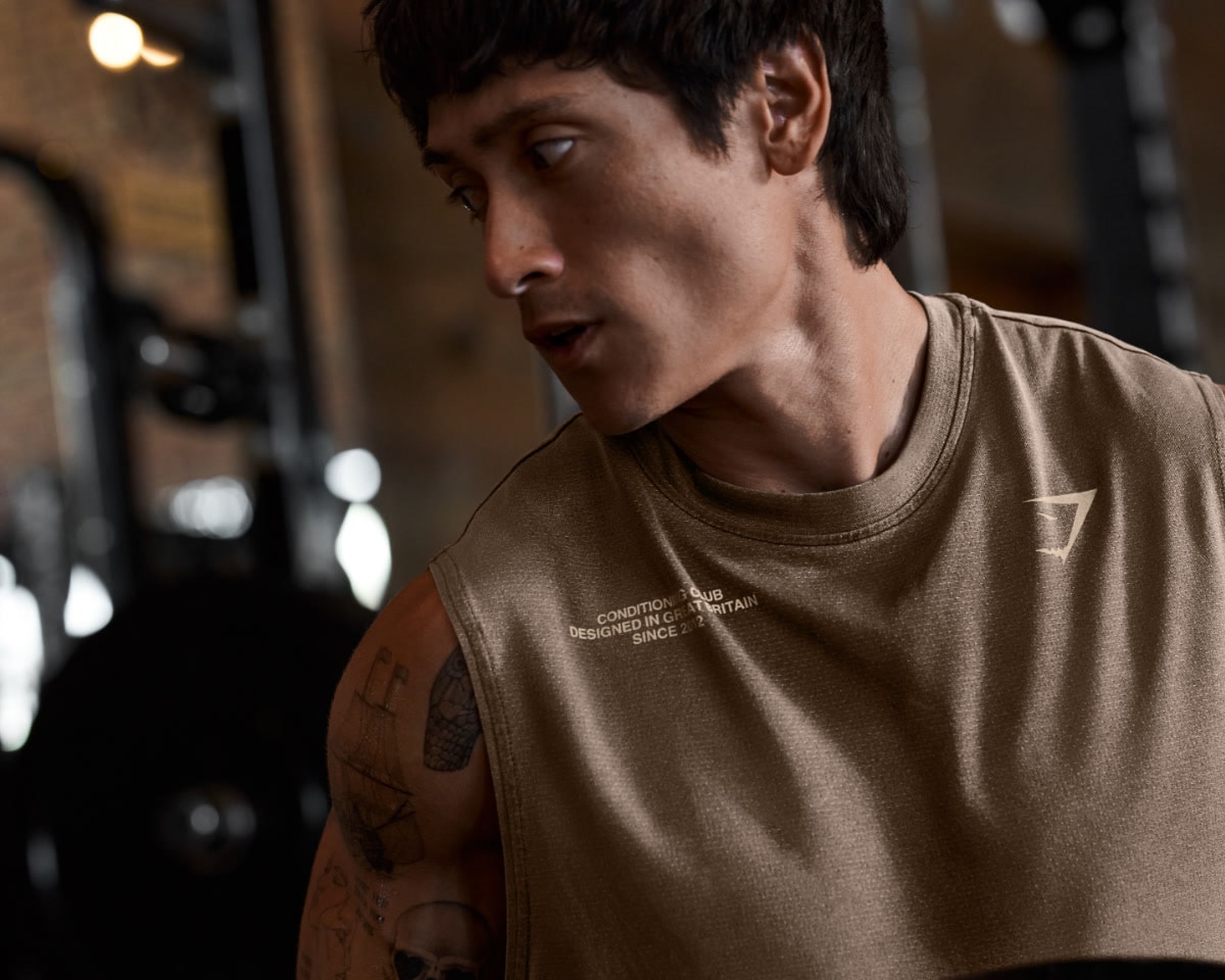 THE HYBRID ATHLETE’S UNIFORM. 24.09